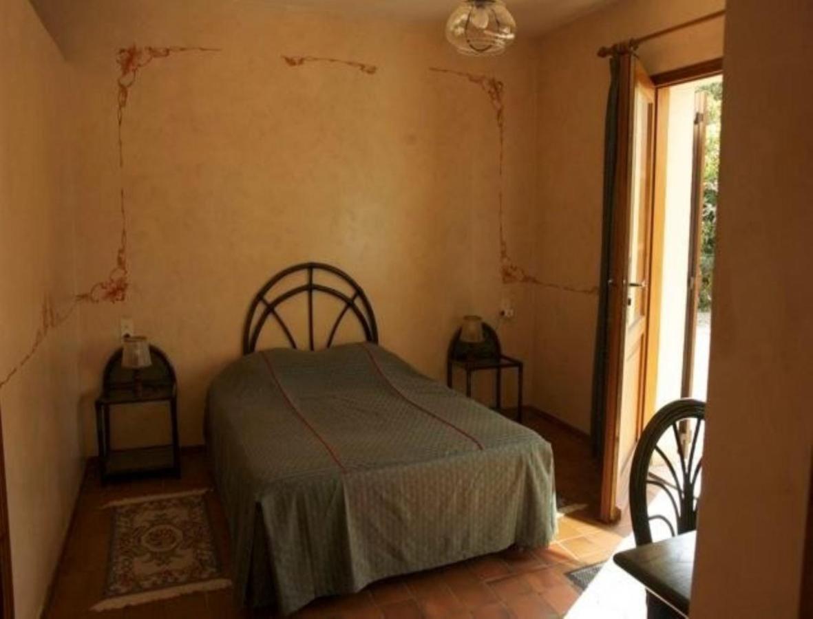 Chambres D'Hotes Les Pierries Vézannes Room photo
