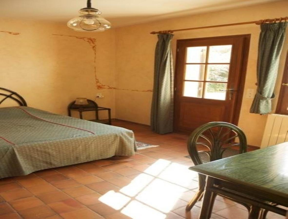 Chambres D'Hotes Les Pierries Vézannes Room photo