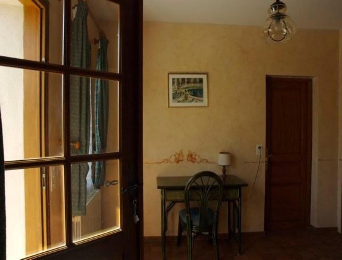 Chambres D'Hotes Les Pierries Vézannes Room photo